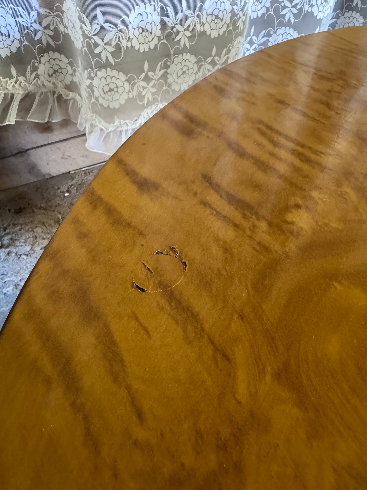 Pelarbord i masurbjörk, sent 1800-tal till tidigt 1900-tal