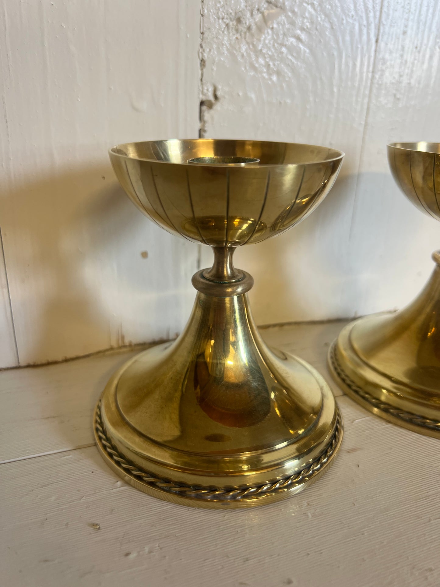 Paret mässingsljusstakar i kupa