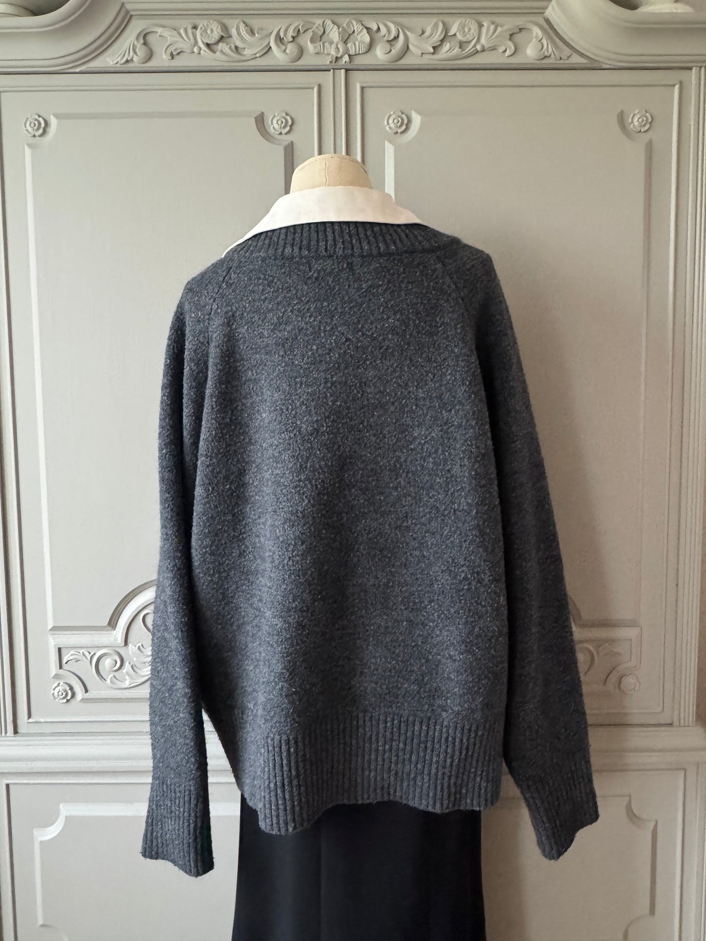 Stickad tröja i mörkgrått - Indiska