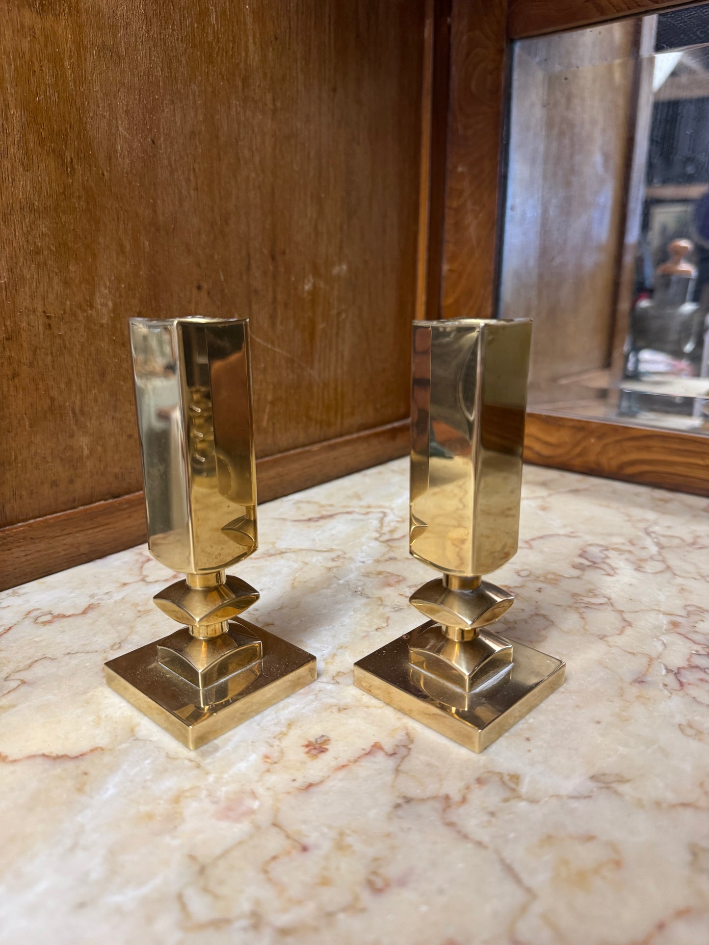 Paret tunga ljusstakar, Vallonmässing