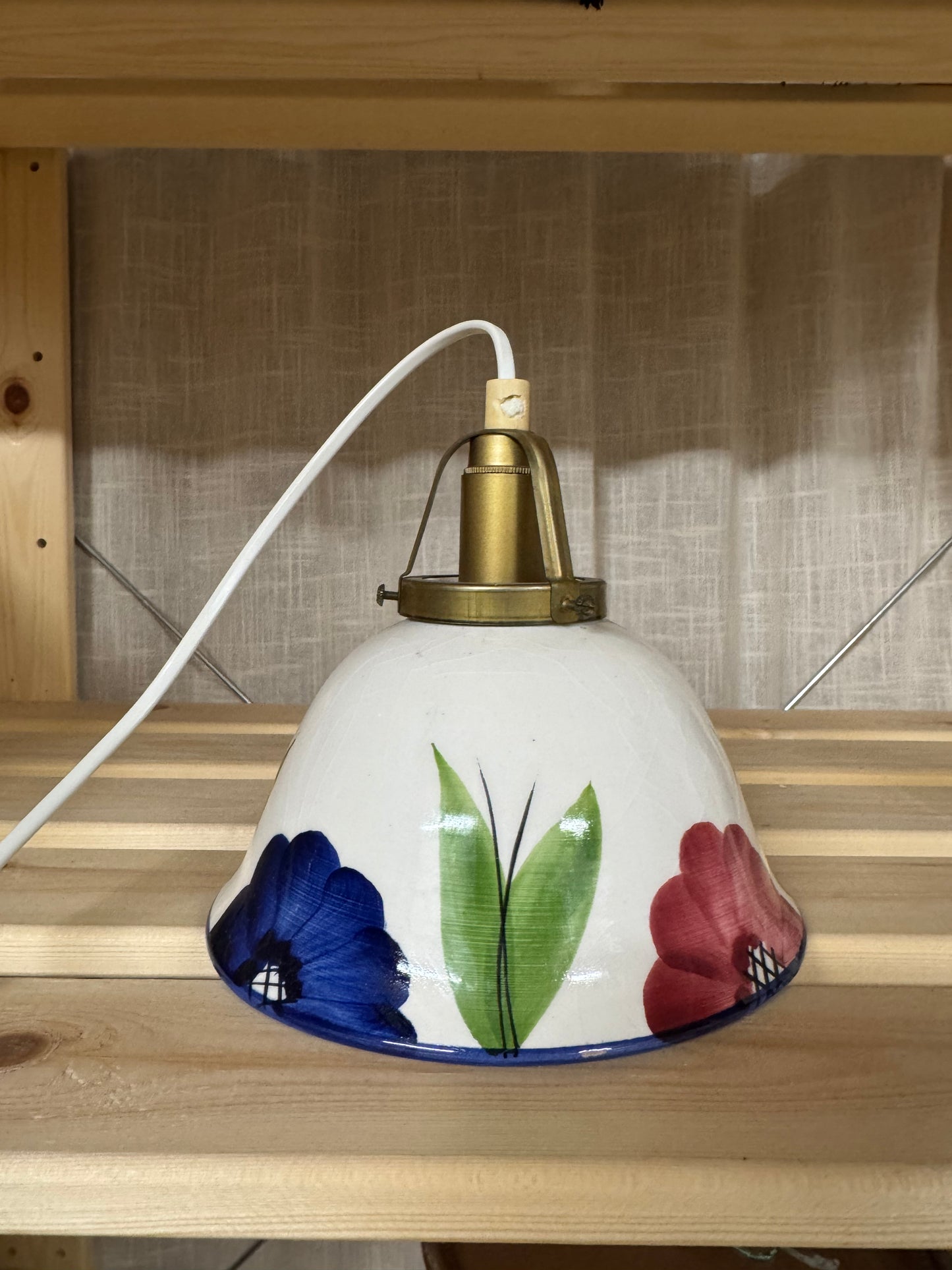 Fönsterlampa i porslin med blommor