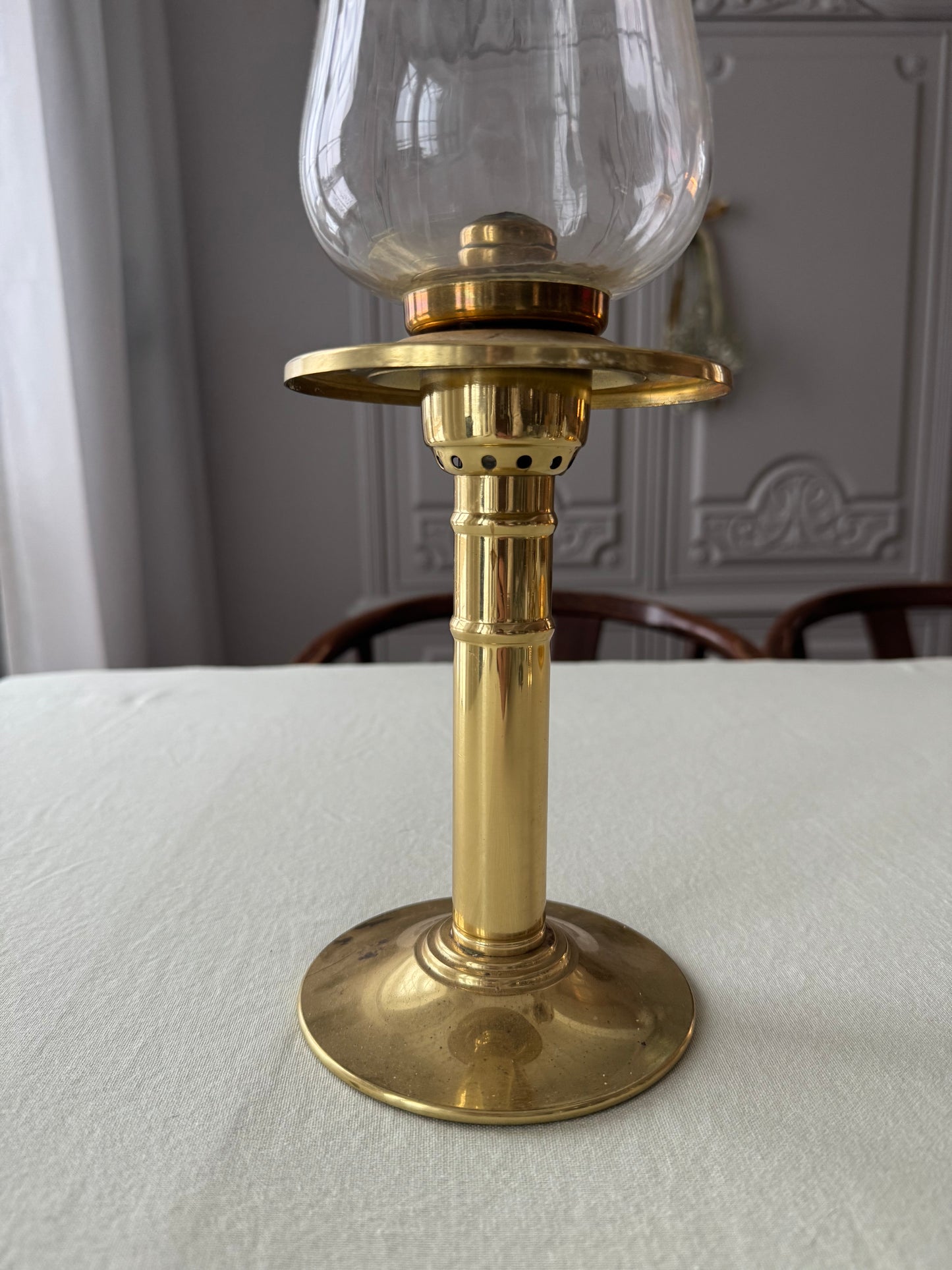 Ljuslykta i mässing med glaskupa