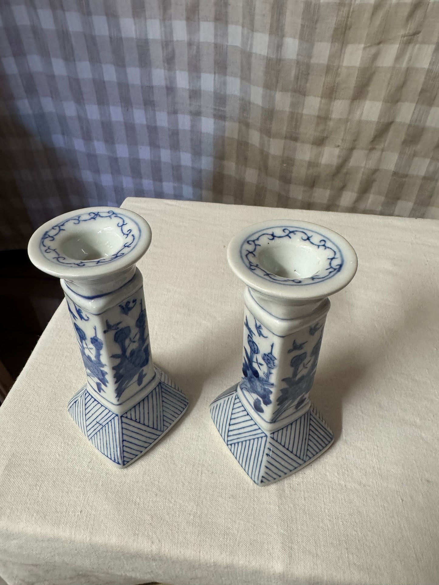 Paret kinesiska ljusstakar