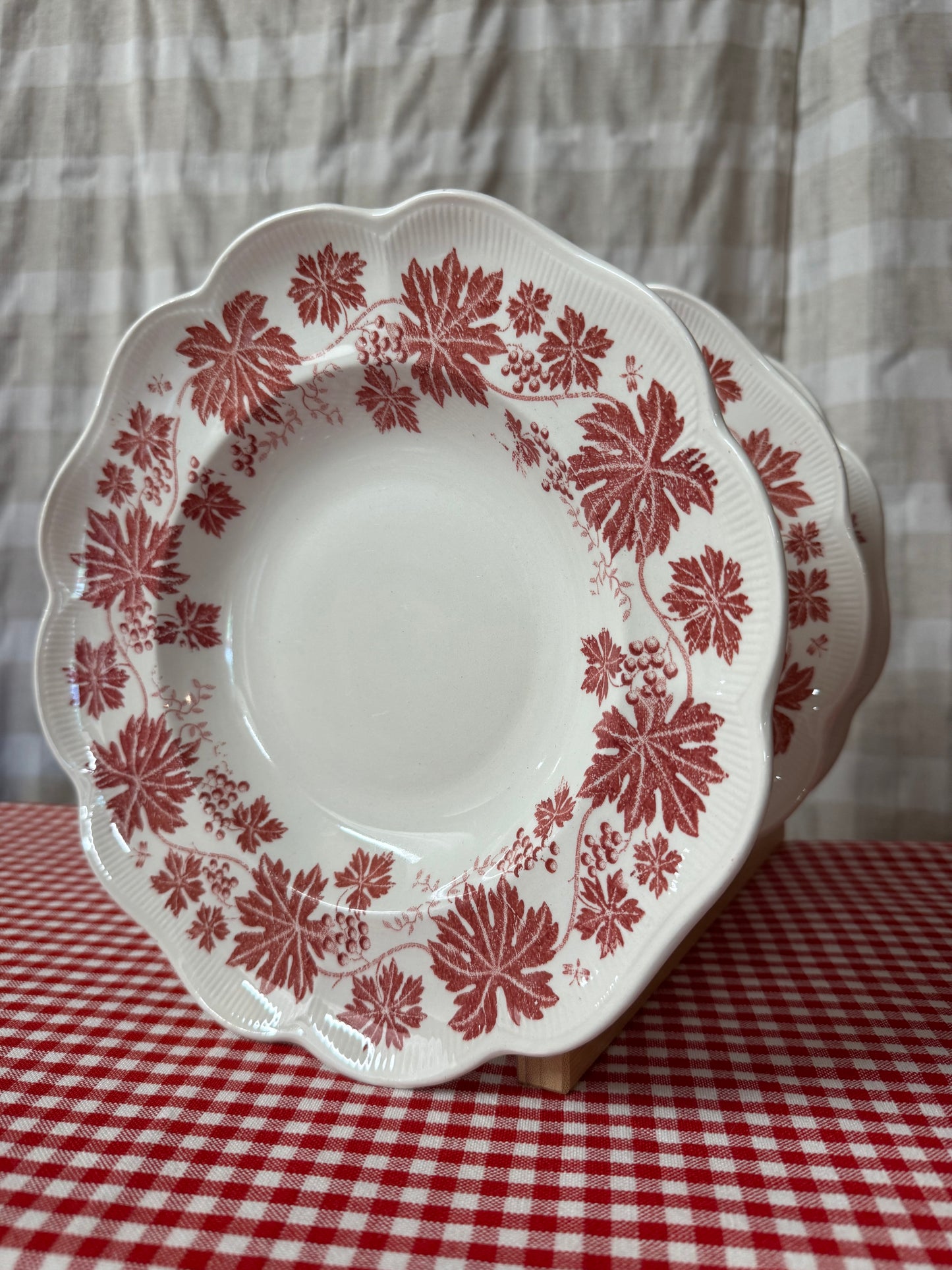 Röd vinranka djup tallrik Gefle Sweden