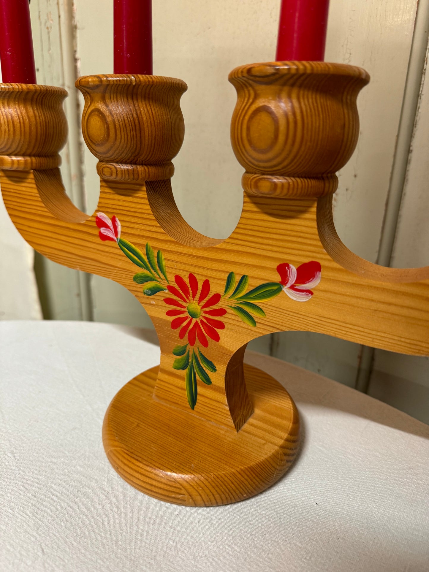 Adventsljusstake i trä med målning