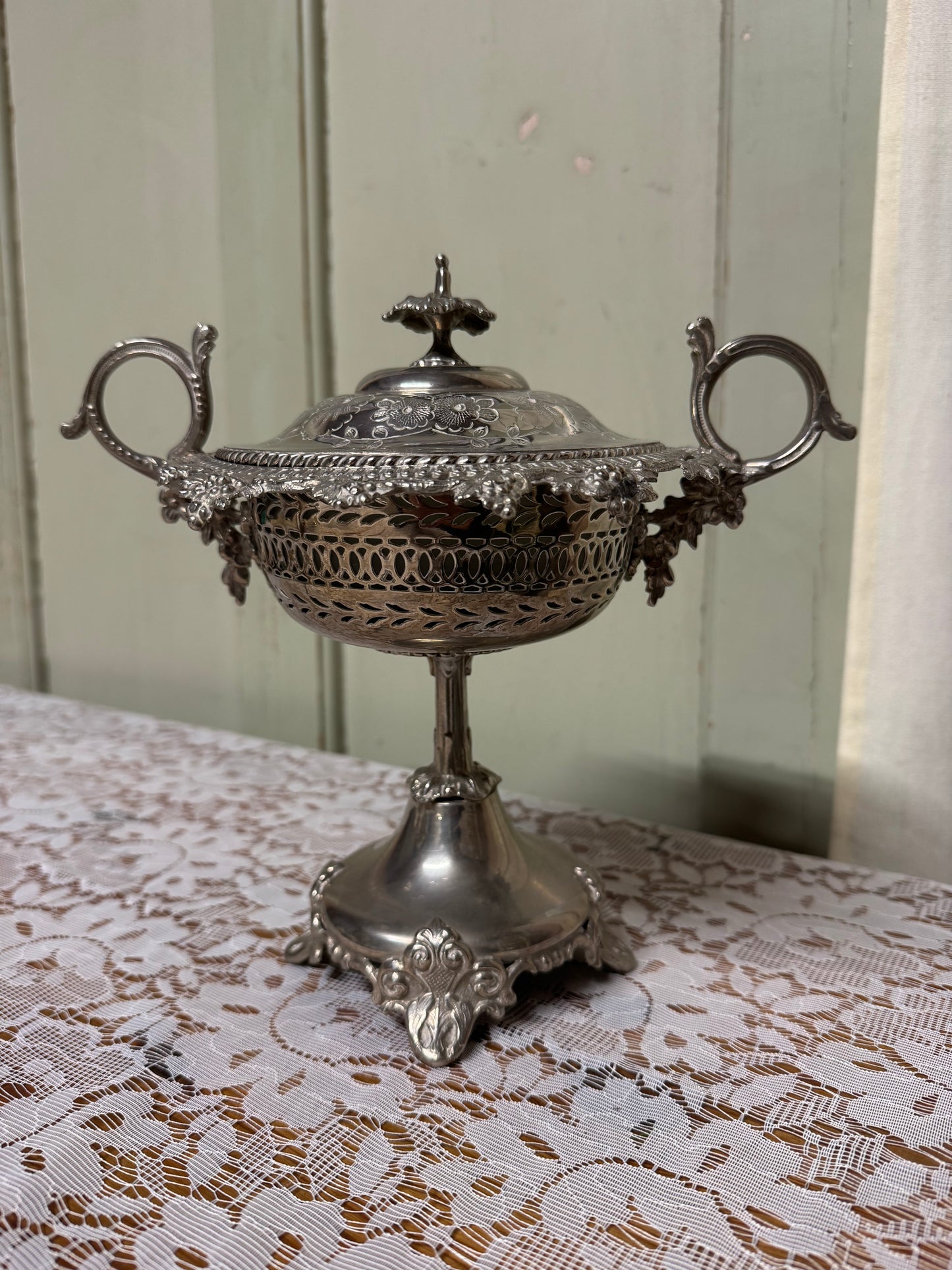 Bonbonjär med glasinsats vitmetall och nysilver, 1900-talets mitt