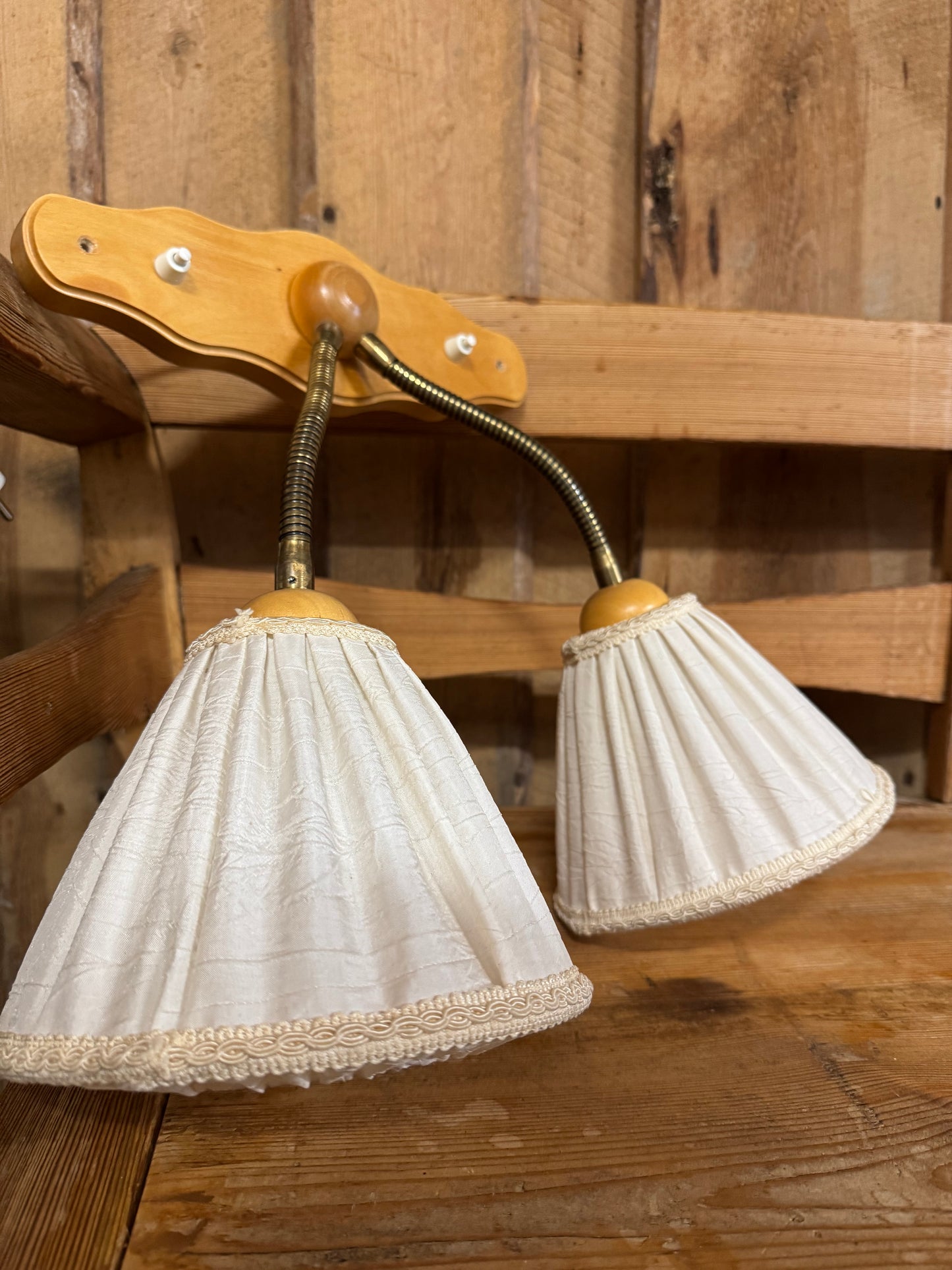 Tvåarmad lampa med skärmar