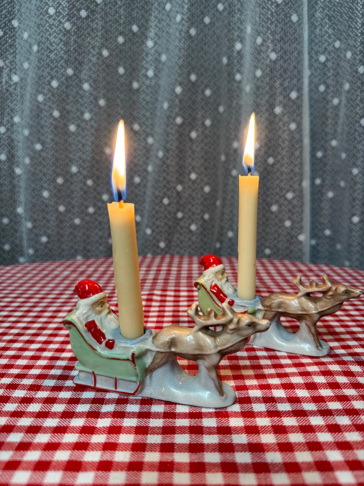 2 st tomtar med släde och ren i porslin för julgransljus