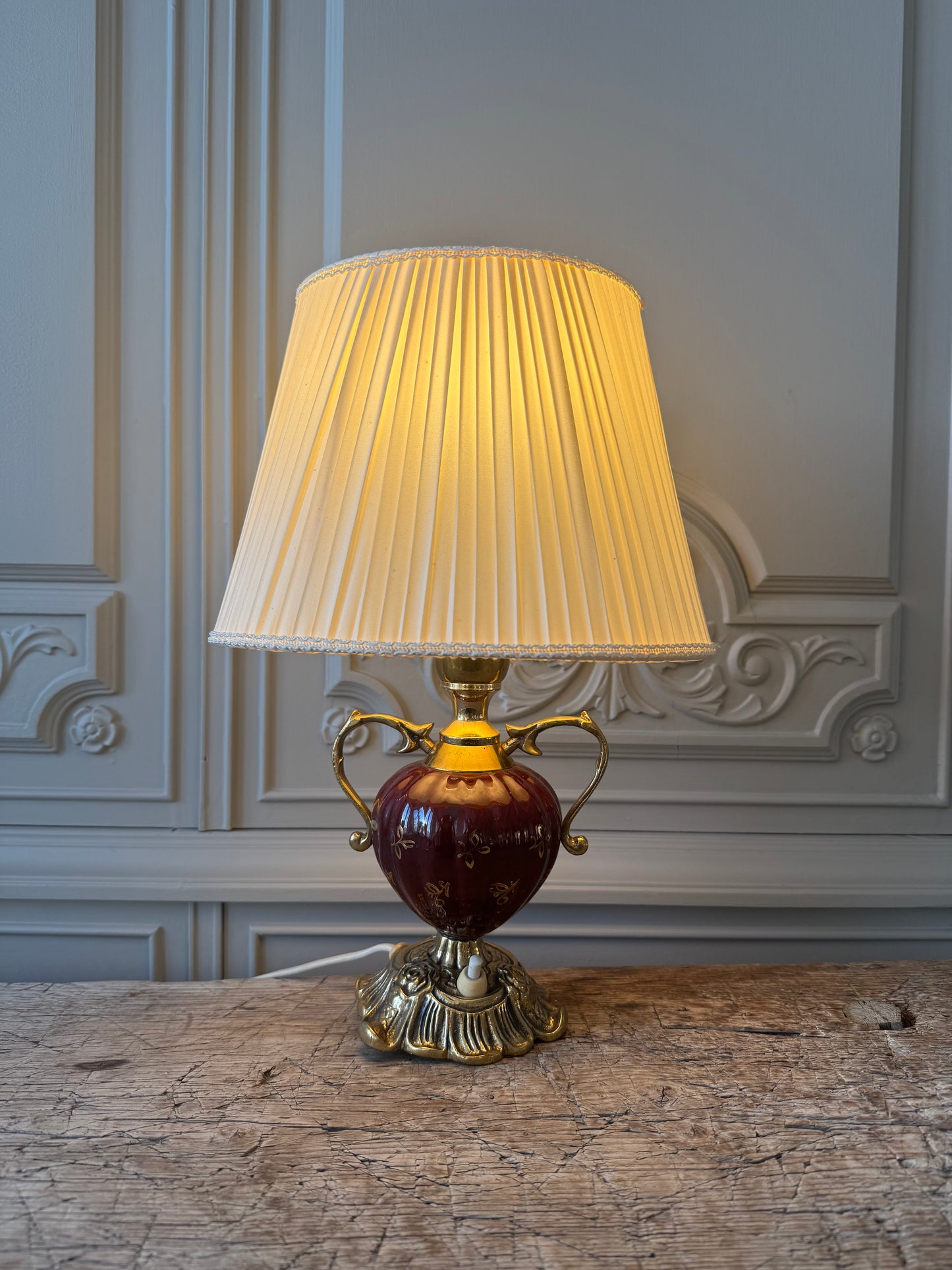 Bordslampa med hänklar och fot i mässing Ewa Värnamo