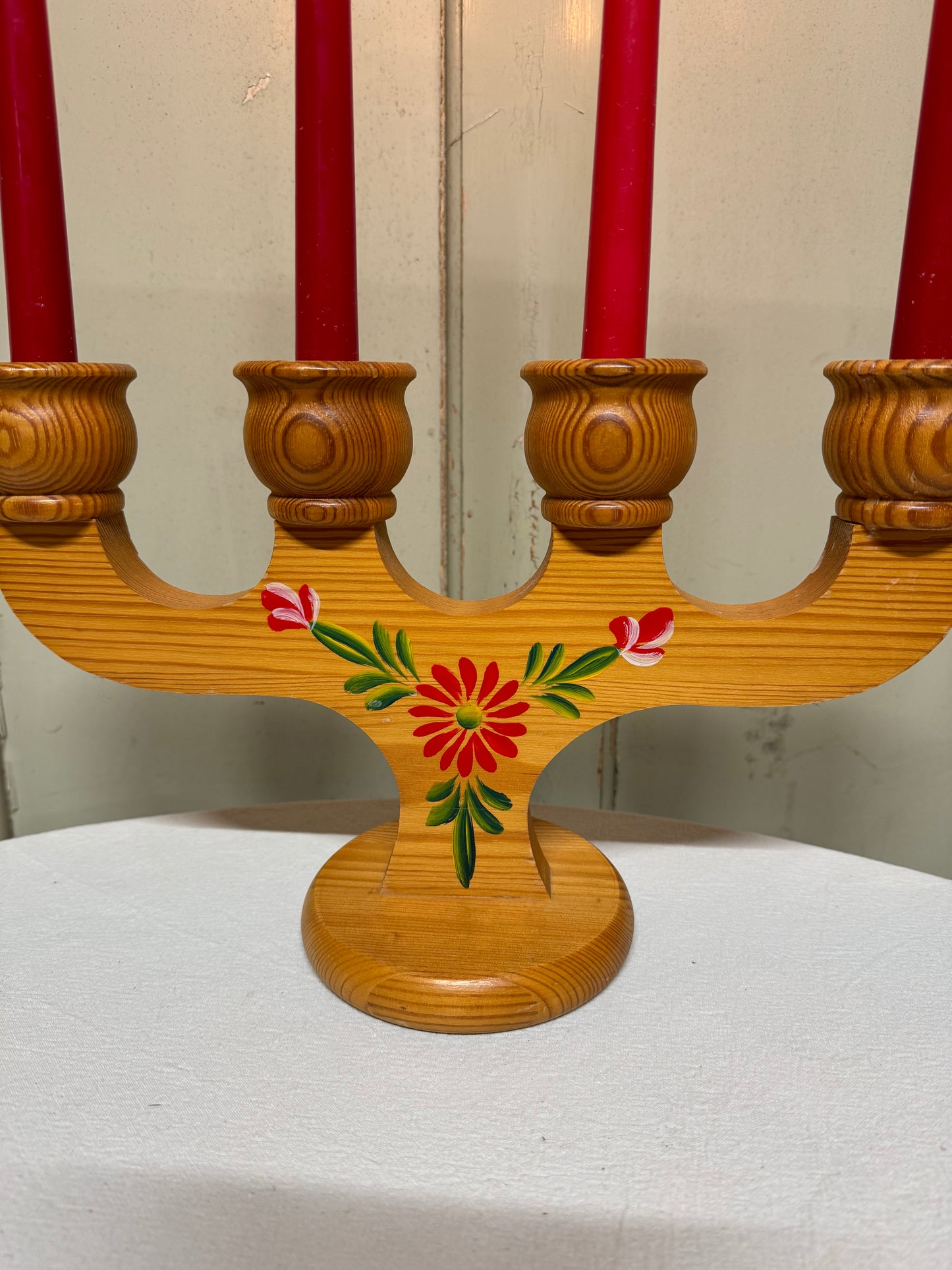 Adventsljusstake i trä med målning