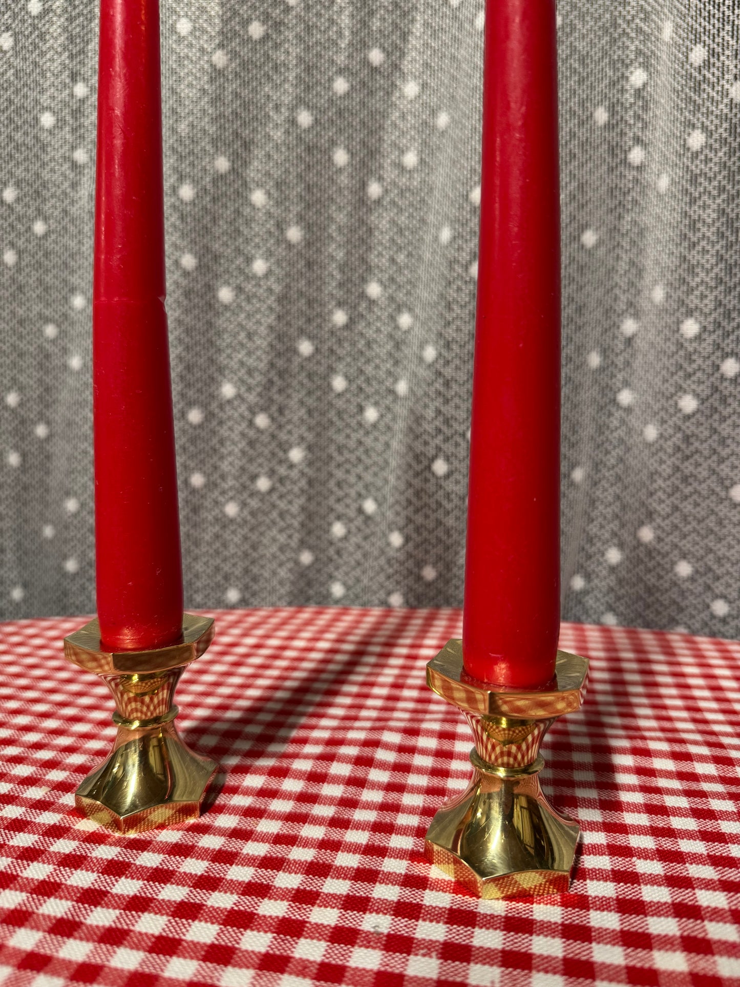 Två lägre mässingsljusstakar