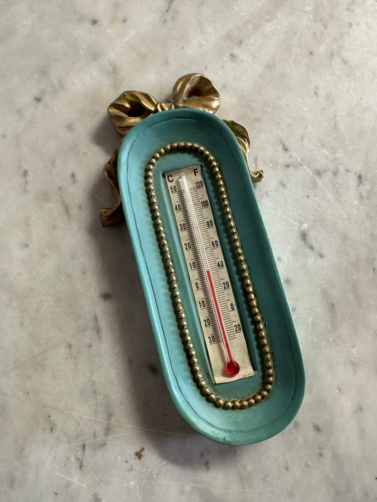 Väggtermometer i retrostil, troligen 1950–1970-tal