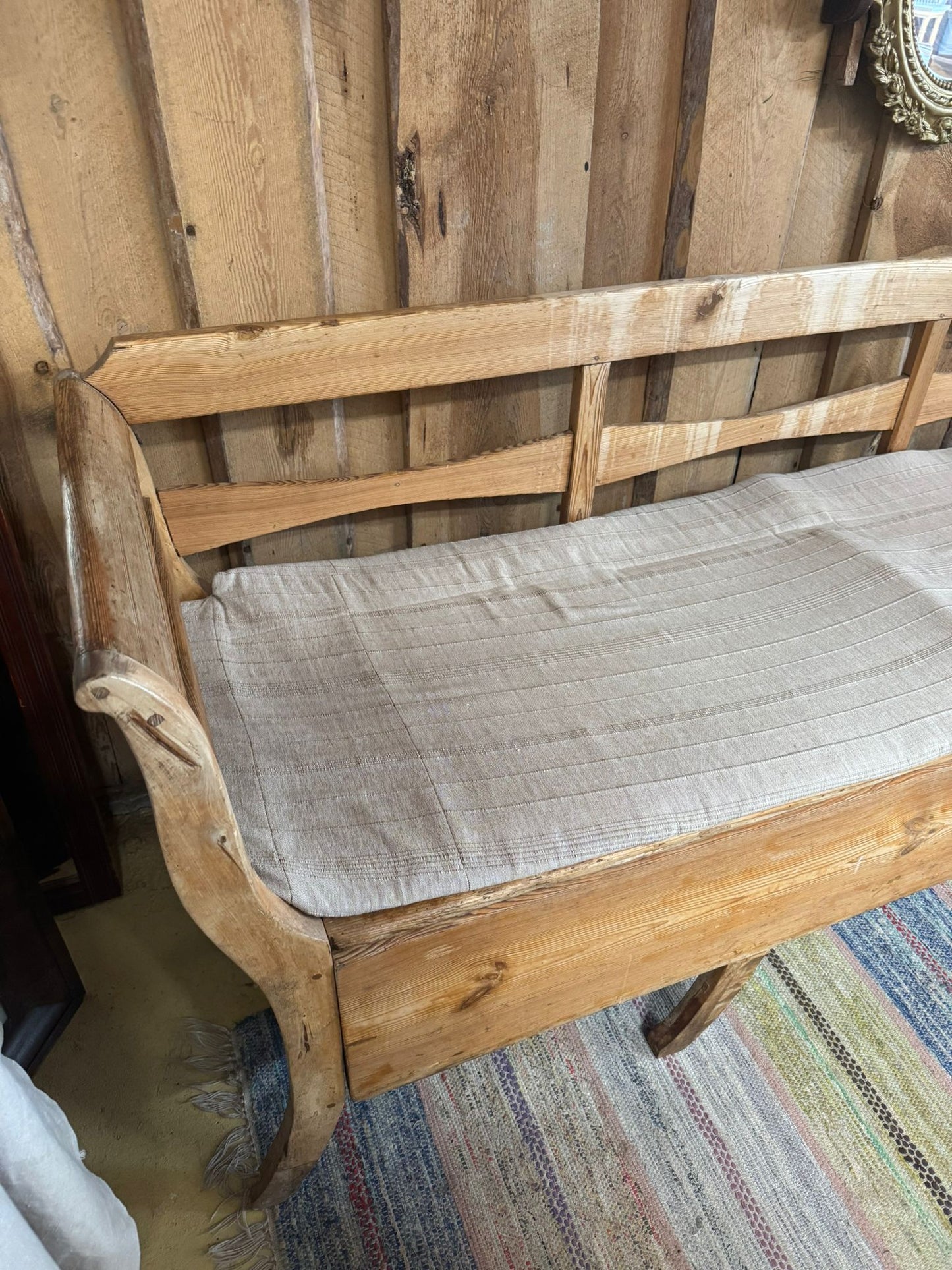 Äldre trären kökssoffa med förvaring