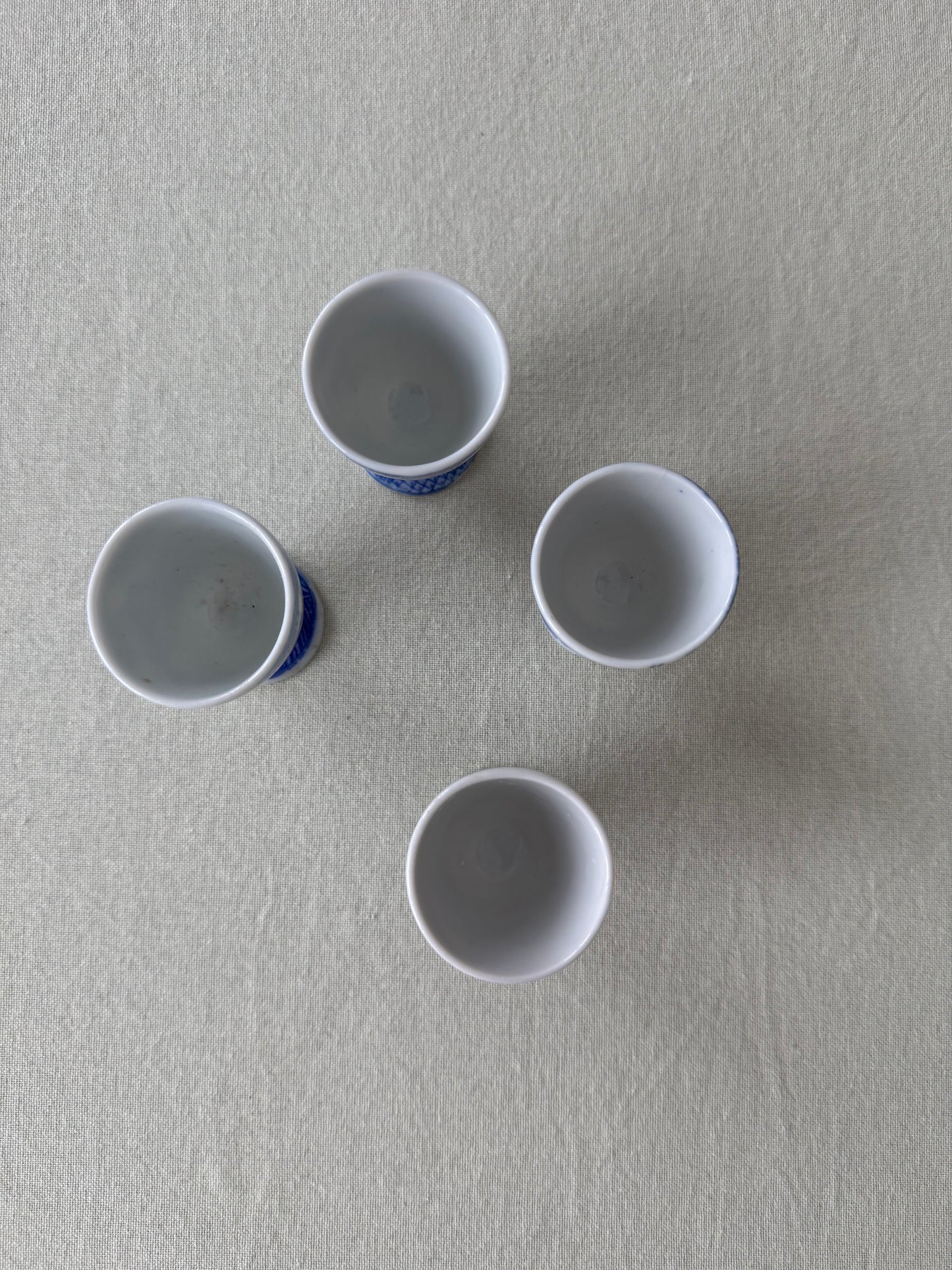 Fyra blåvita äggkoppar