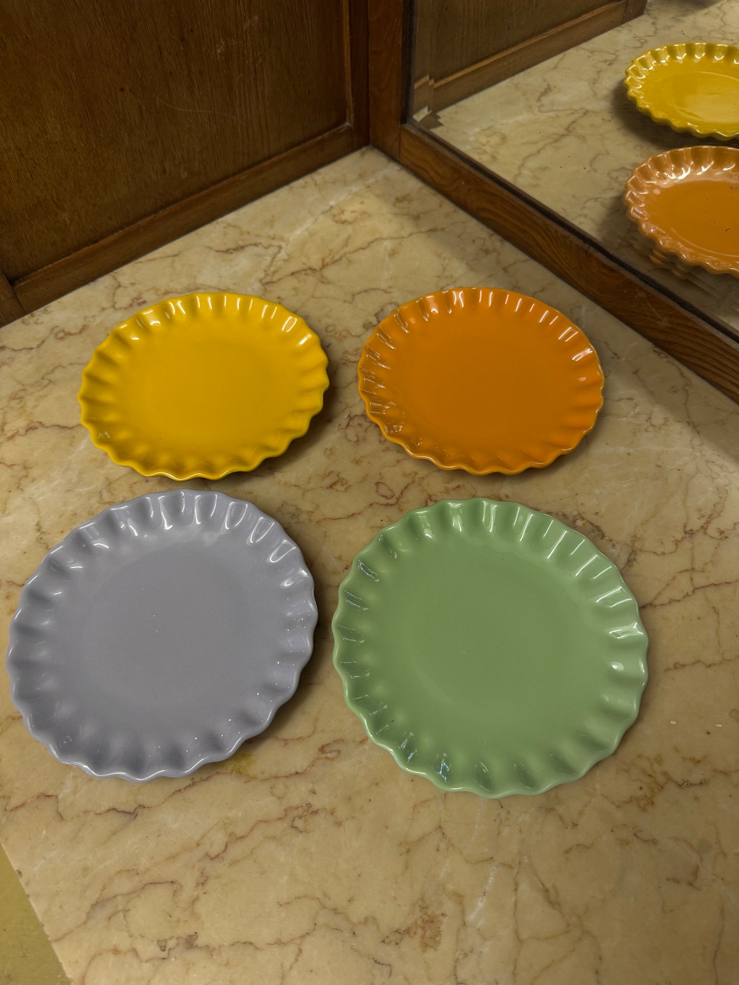 4st assietter med volang