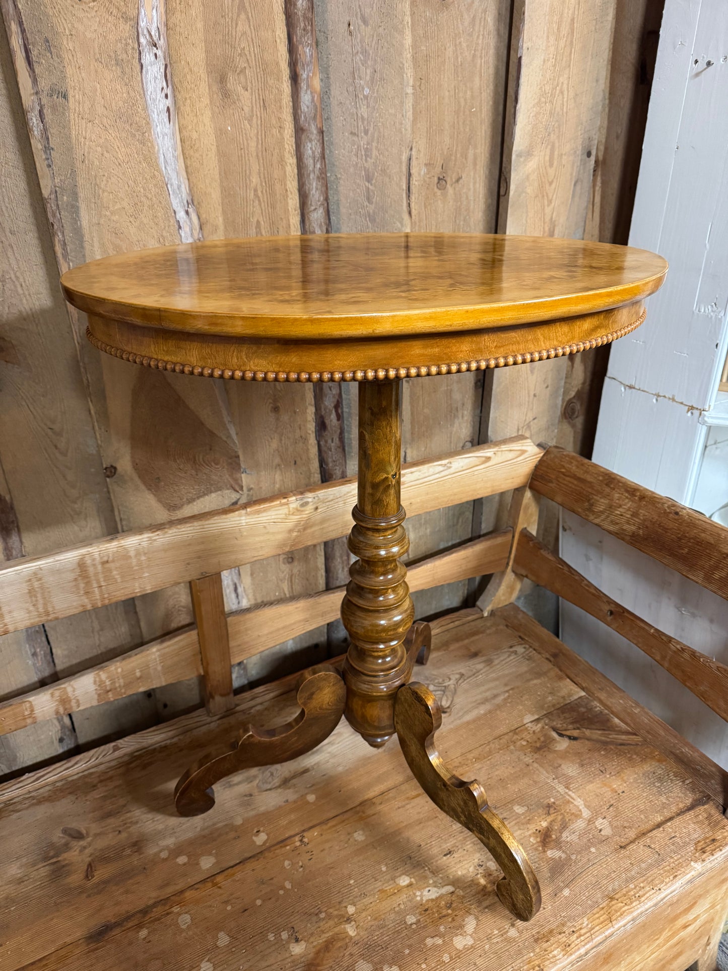 Sidobord i masurbjök med vackra detaljer