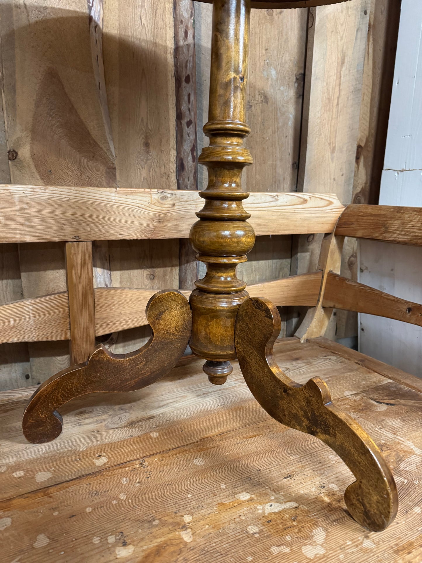 Sidobord i masurbjök med vackra detaljer