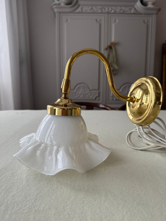 Vägglampa med volang i porslin