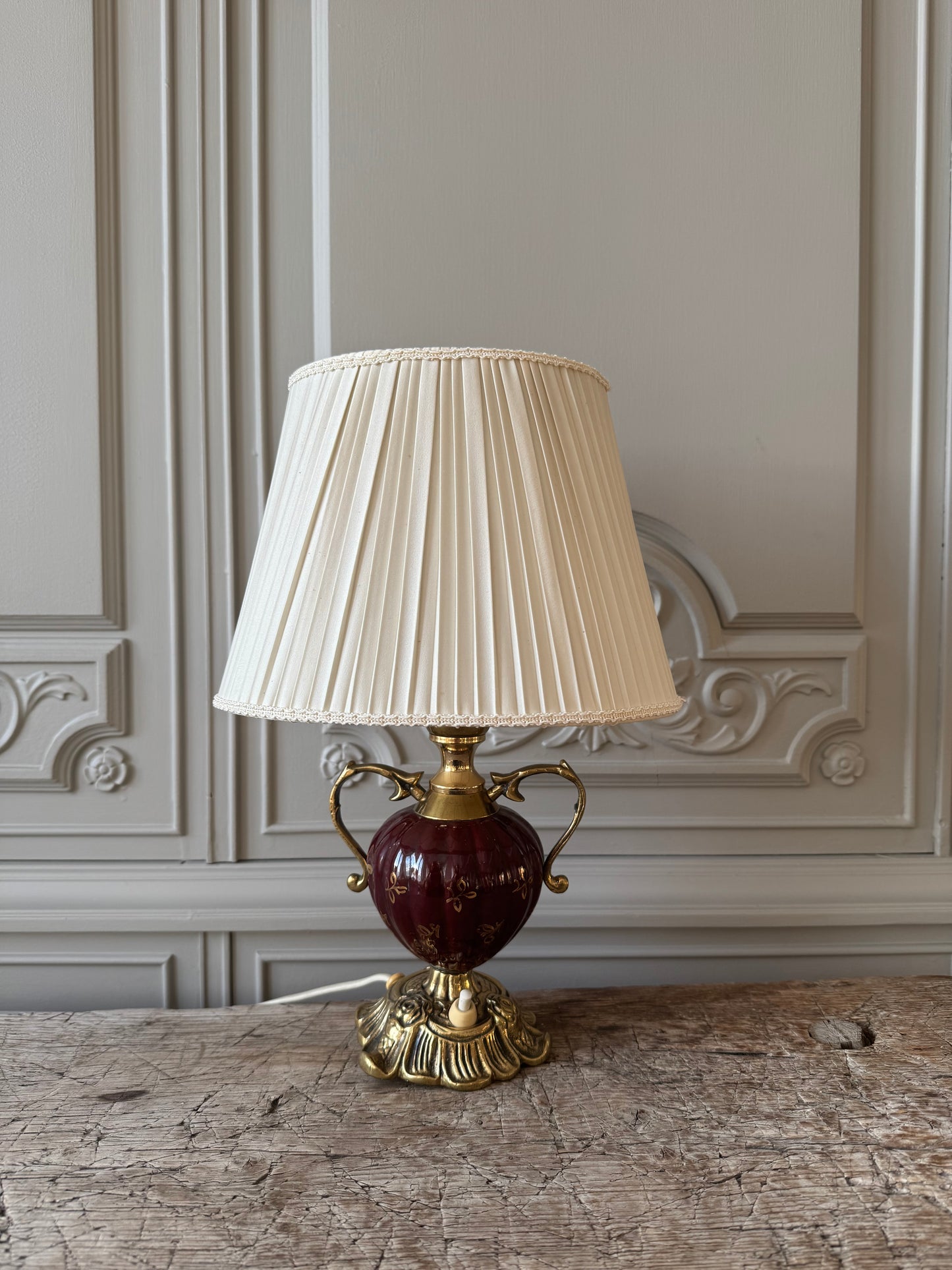 Bordslampa med hänklar och fot i mässing Ewa Värnamo