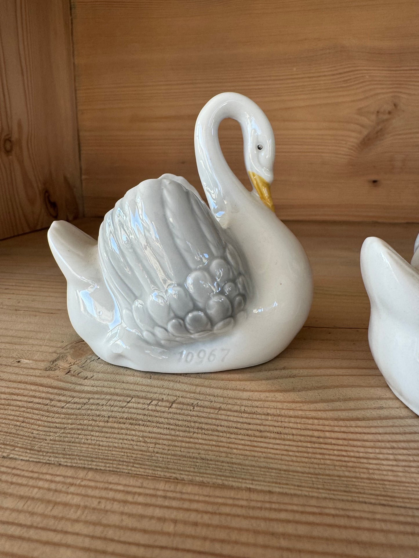 Vintage porslinssvanar – par små skålar / saltkar