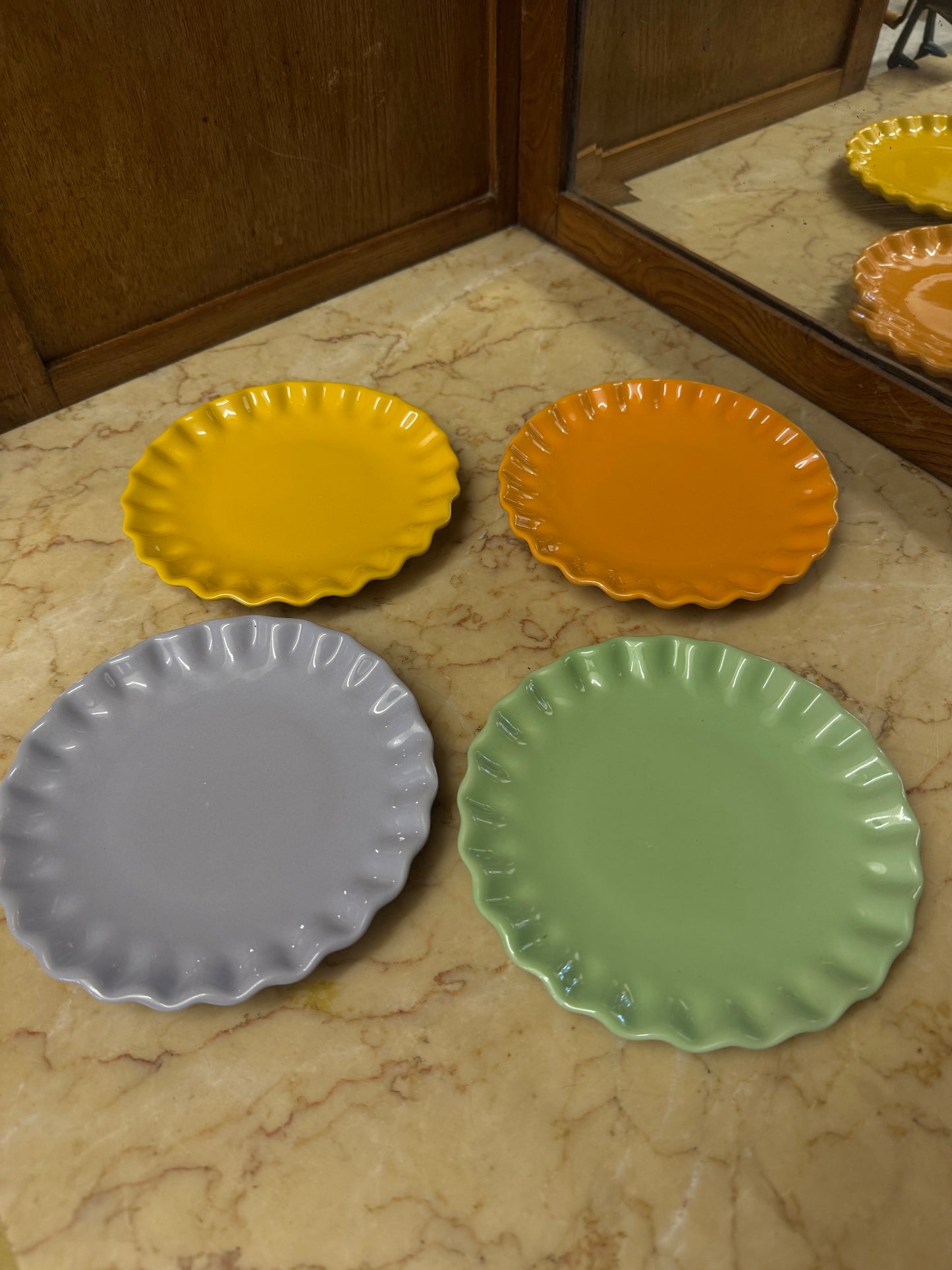 4st assietter med volang