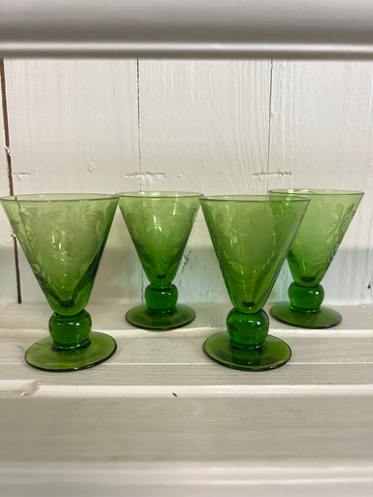 4st snapsglas i grönt med dekor