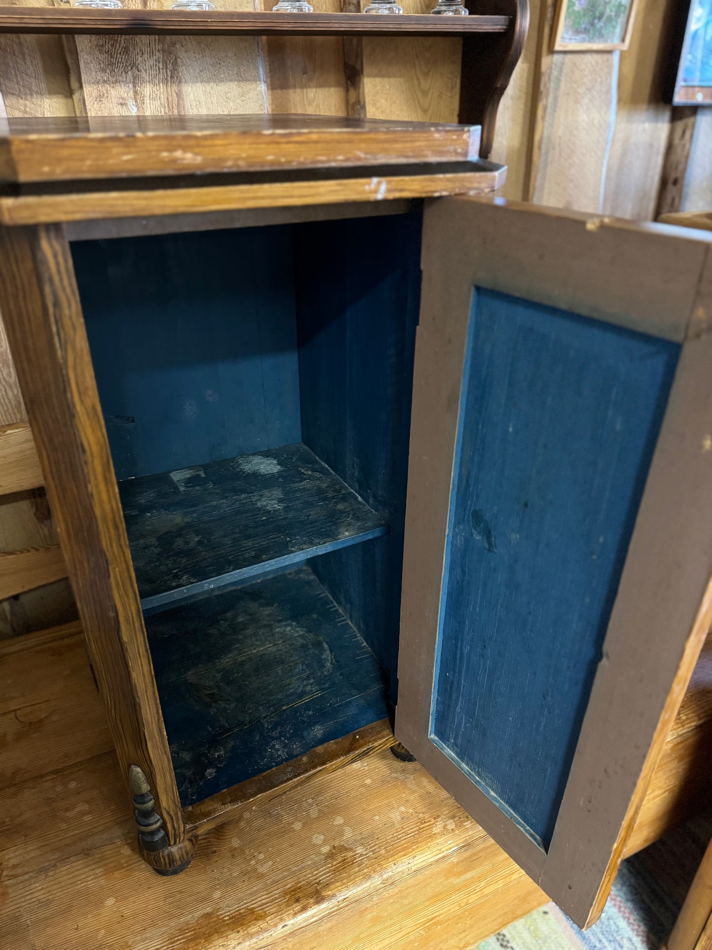 Pottskåp mörkt trä tidigt 1900-tal