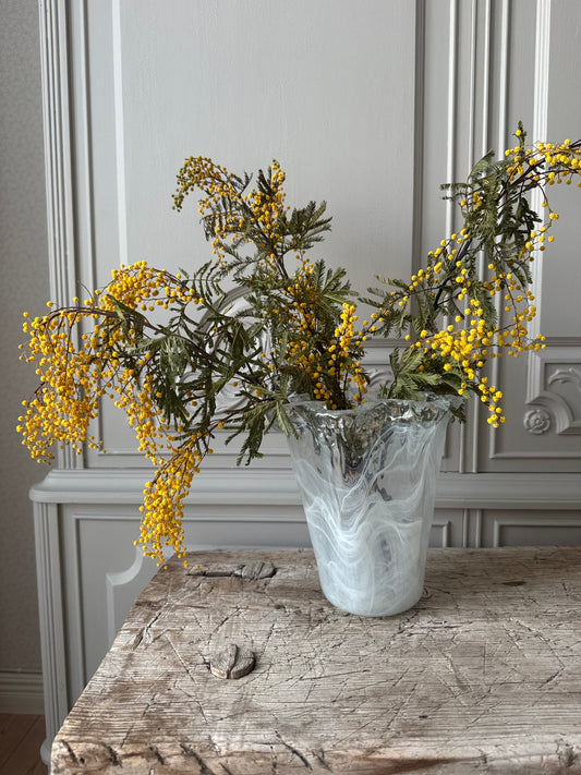 Hög vas med vågad öppning