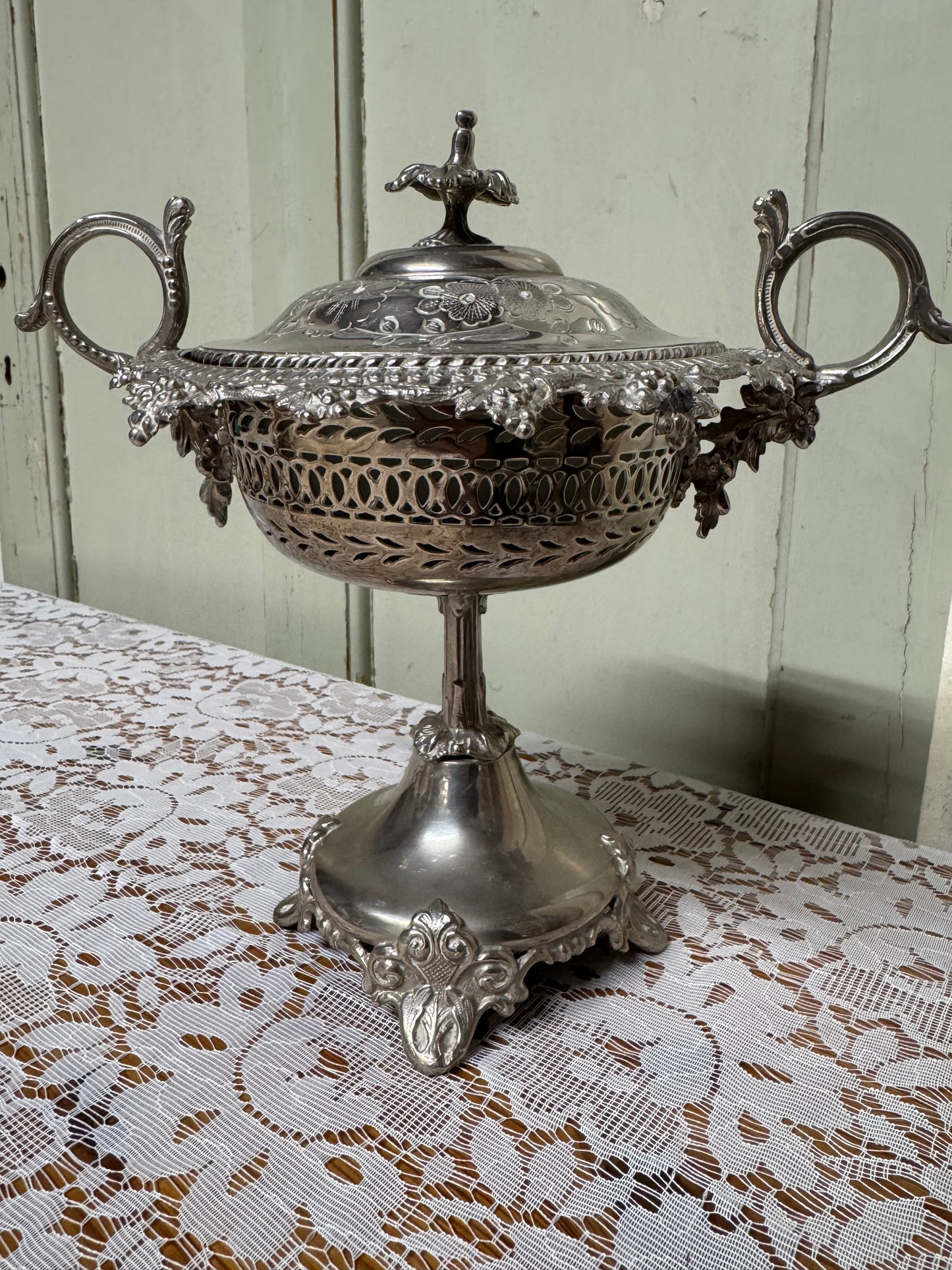 Bonbonjär med glasinsats vitmetall och nysilver, 1900-talets mitt