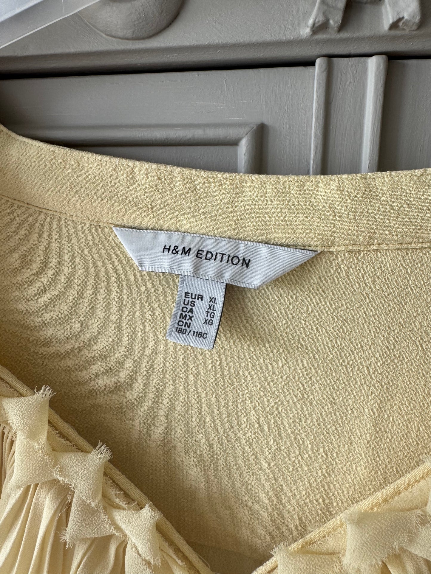 Gul blus med krås H&M Edition