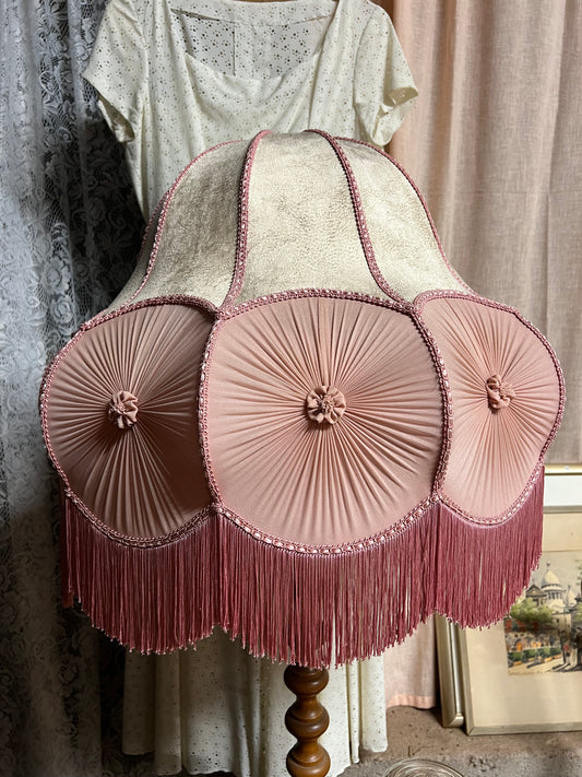 Stor lampskärm i rosa med fransar