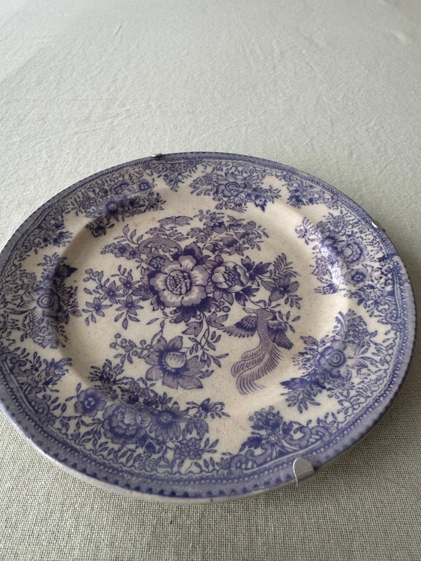 Paret lila fasan assietter