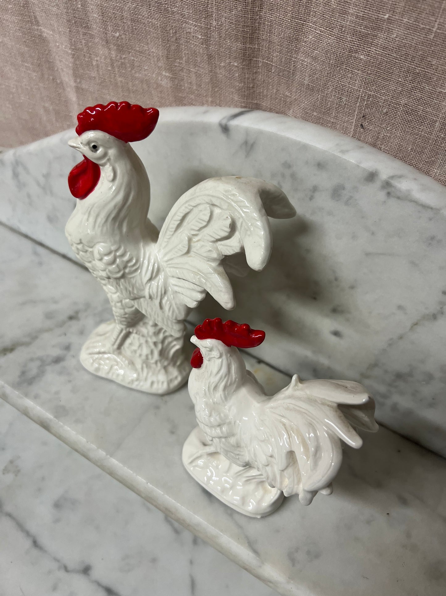 Två tuppar i vitt porslin