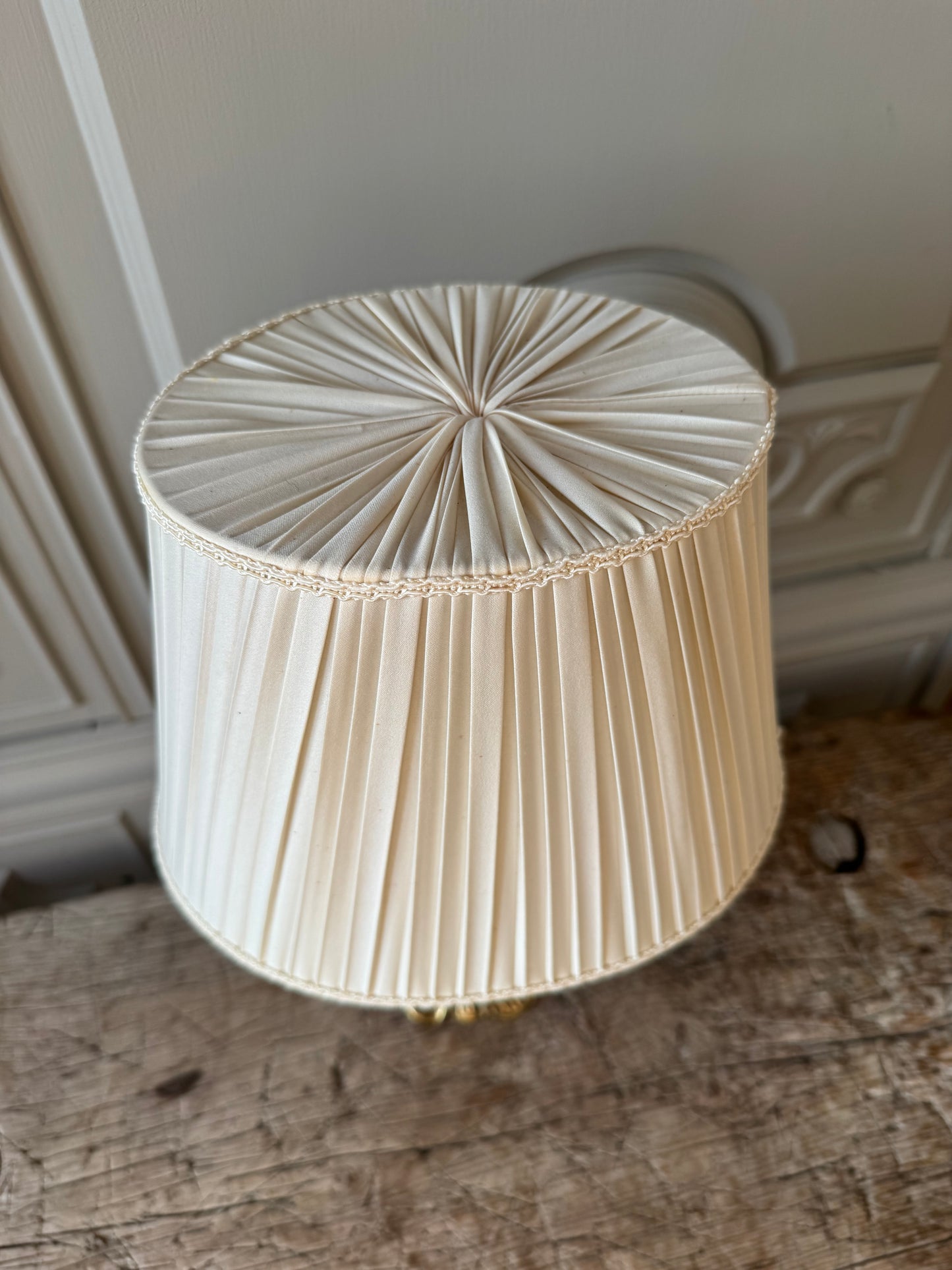 Bordslampa med hänklar och fot i mässing Ewa Värnamo