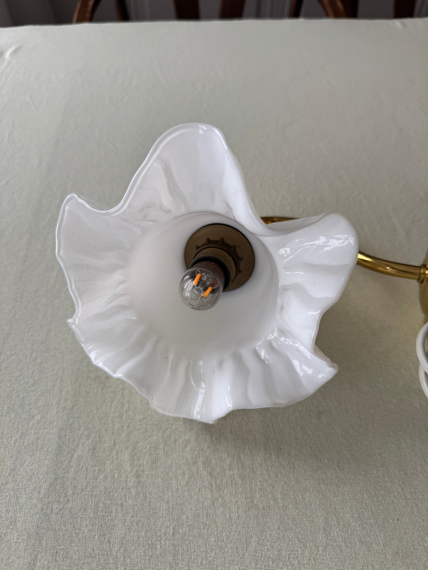 Vägglampa med volang i porslin