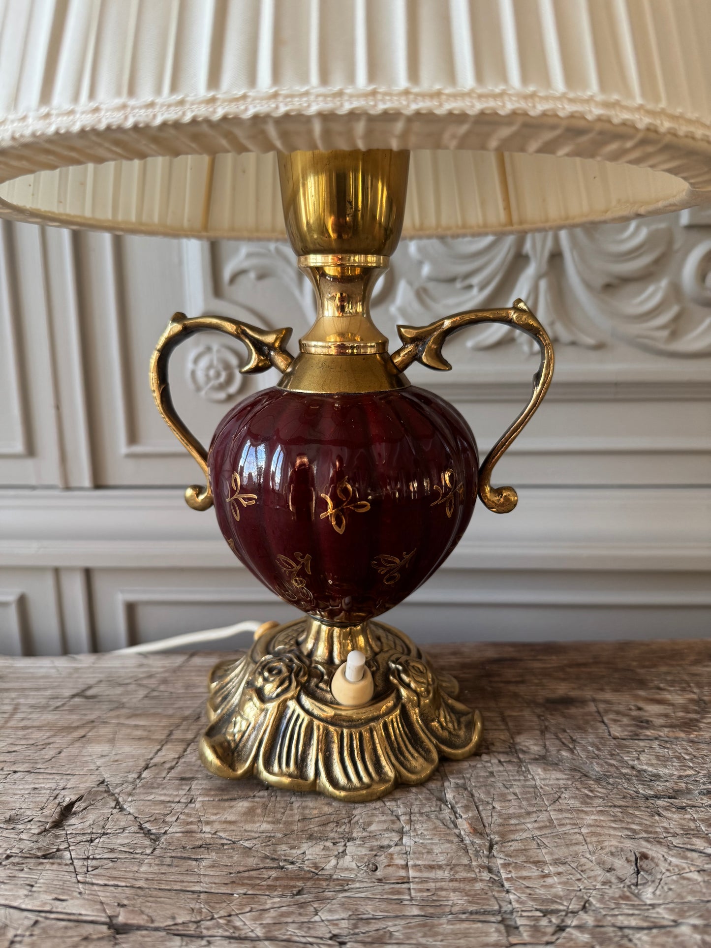 Bordslampa med hänklar och fot i mässing Ewa Värnamo