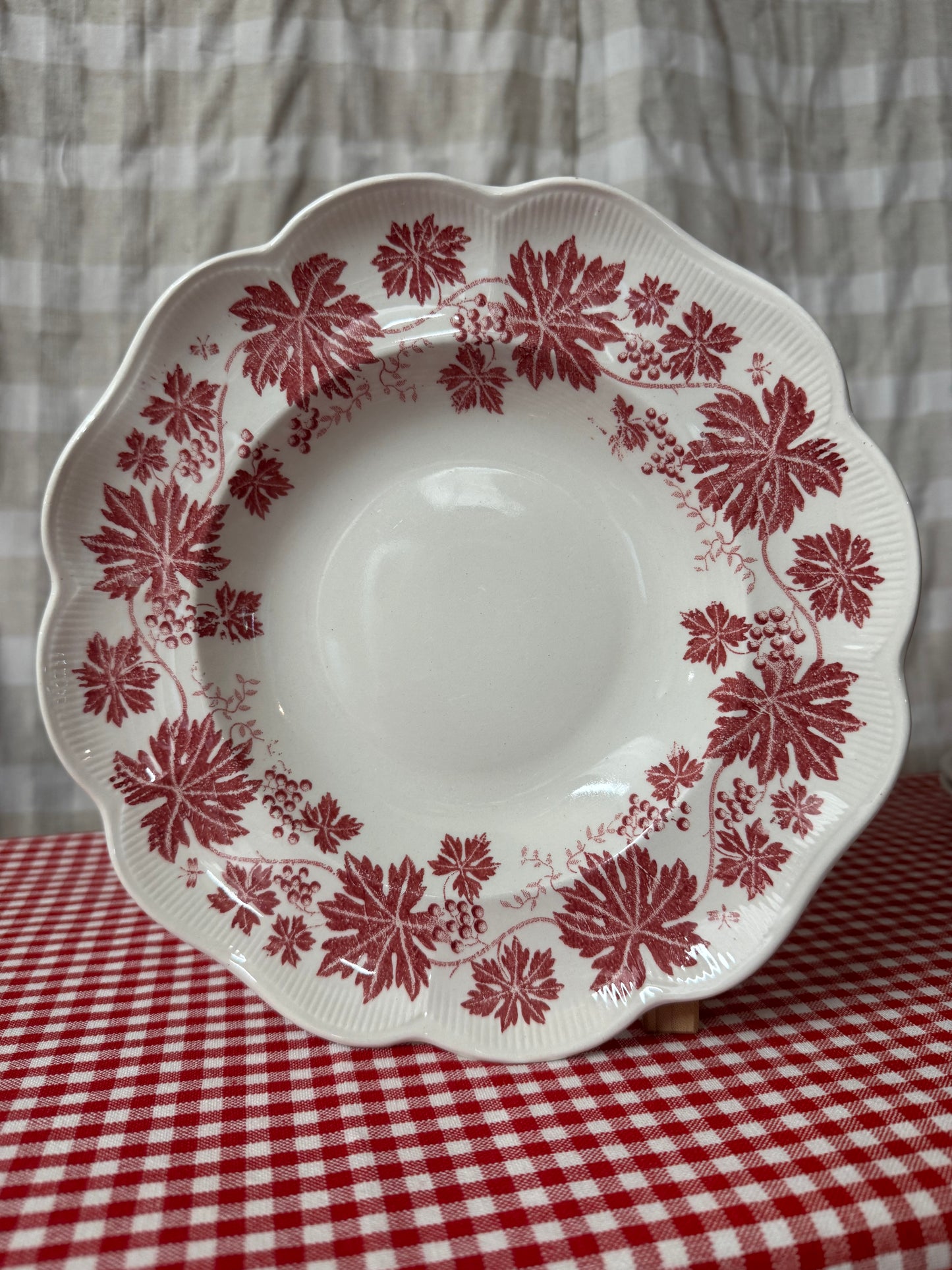 Röd vinranka djup tallrik Gefle Sweden