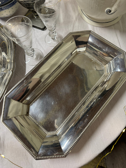 Bricka med vackra kanter av ”pärlband”