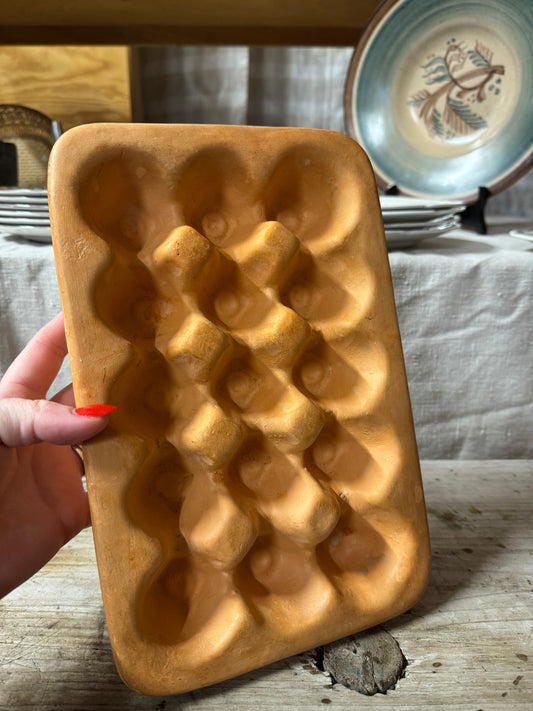 Äggställ i keramik