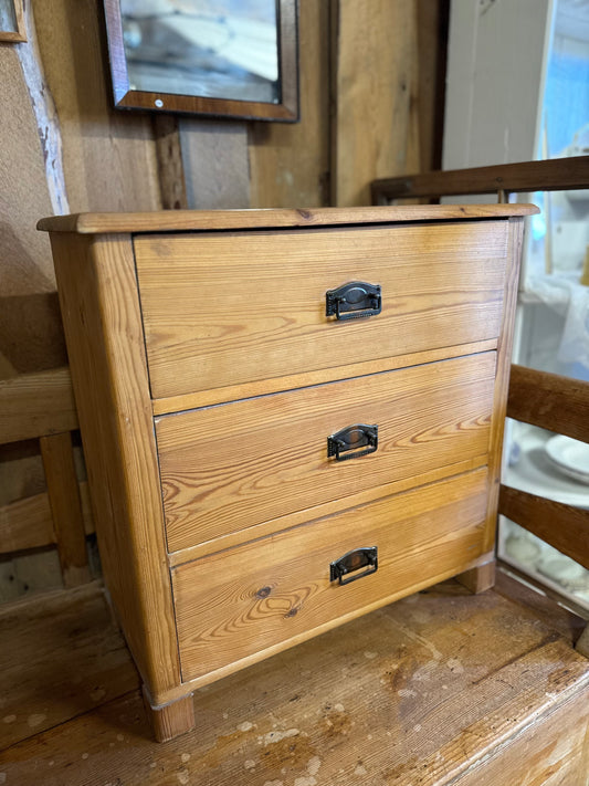 Mindre trären byrå