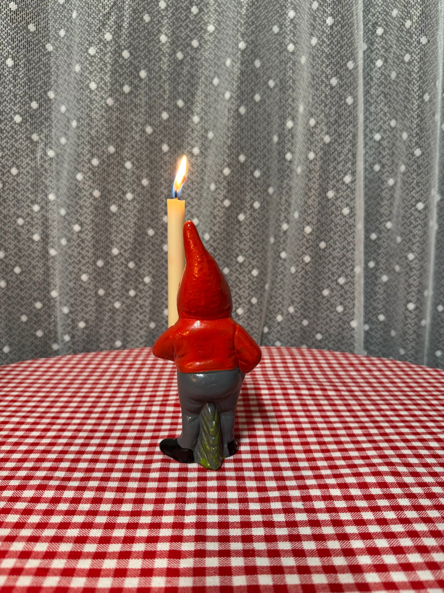 Äldre tomte med hållare för julgransljus