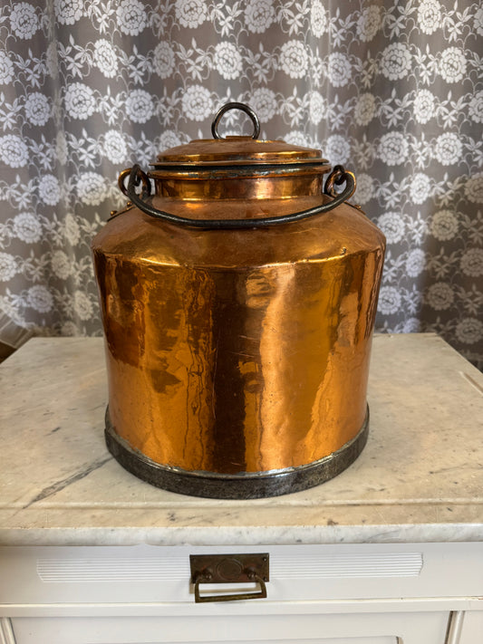 Stort kopparkärl med lock och bärhandtag 18/1900-tal