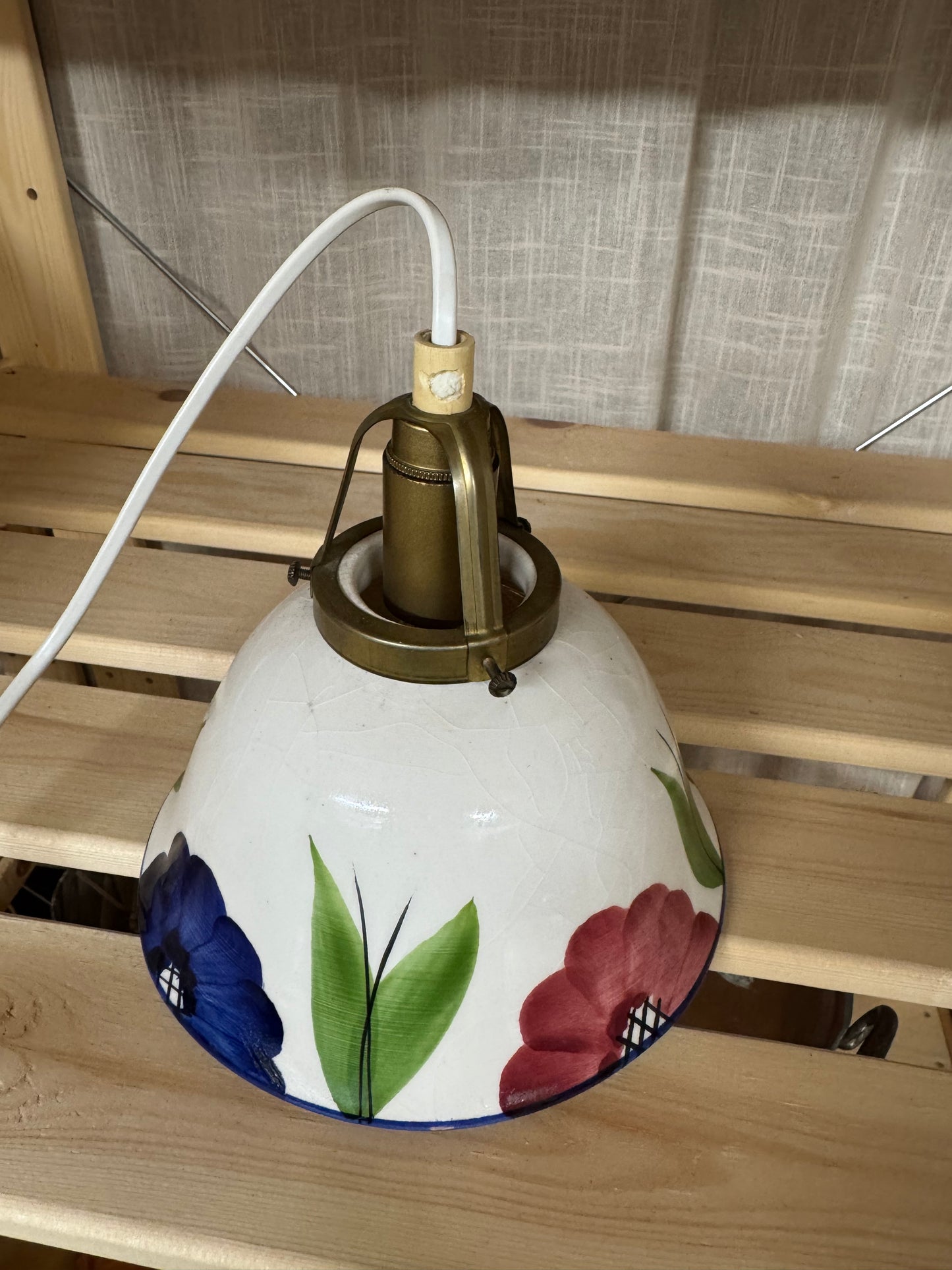 Fönsterlampa i porslin med blommor