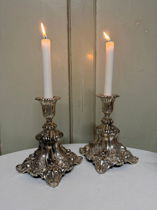 Paret maffiga ljusstakar