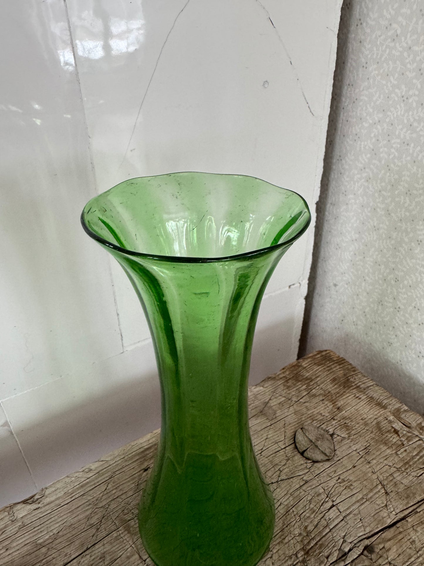 Grön munblåst vas i trumpetform 1800-tal