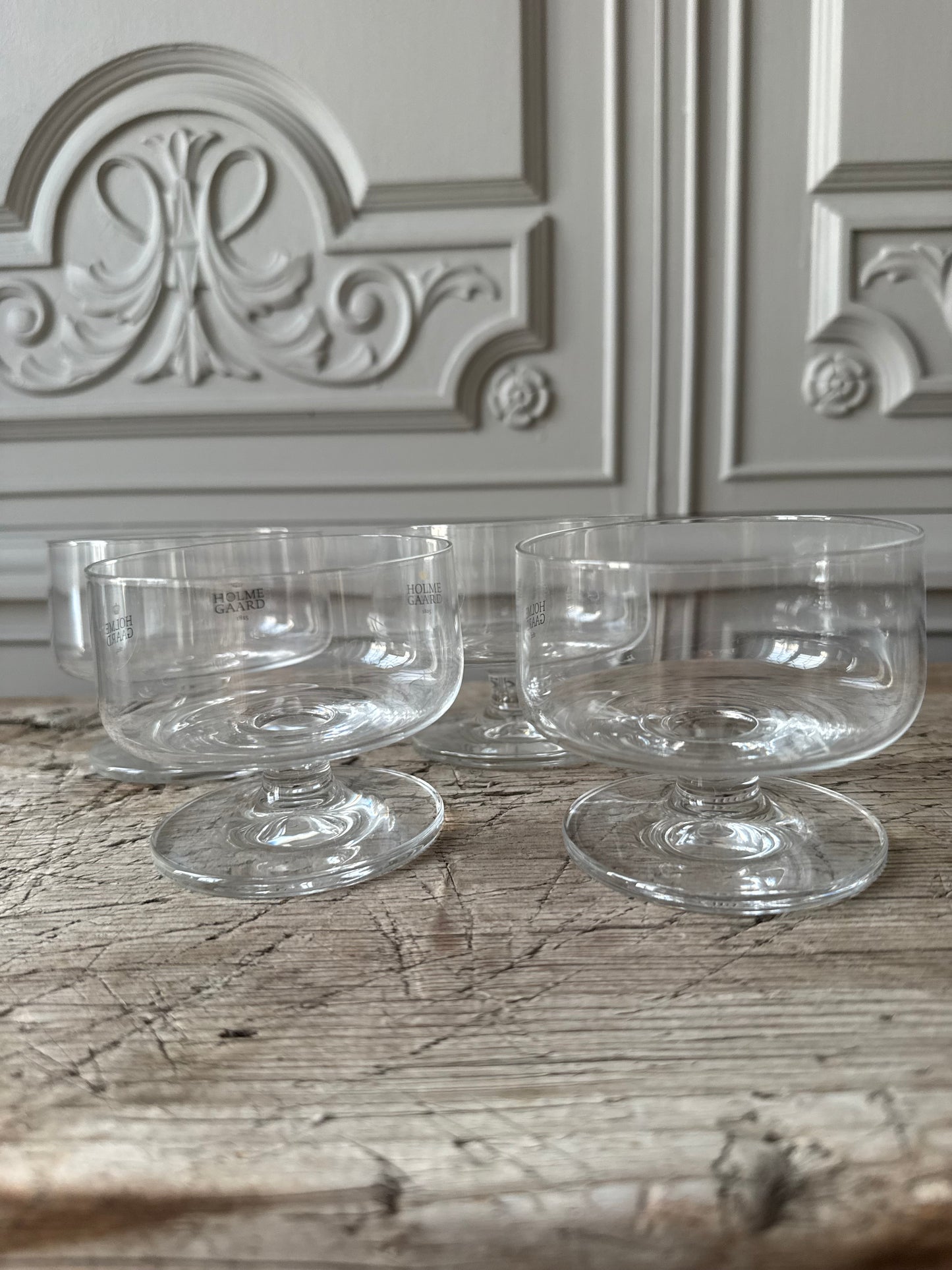 4st glaskupor på fot Holme Gaard