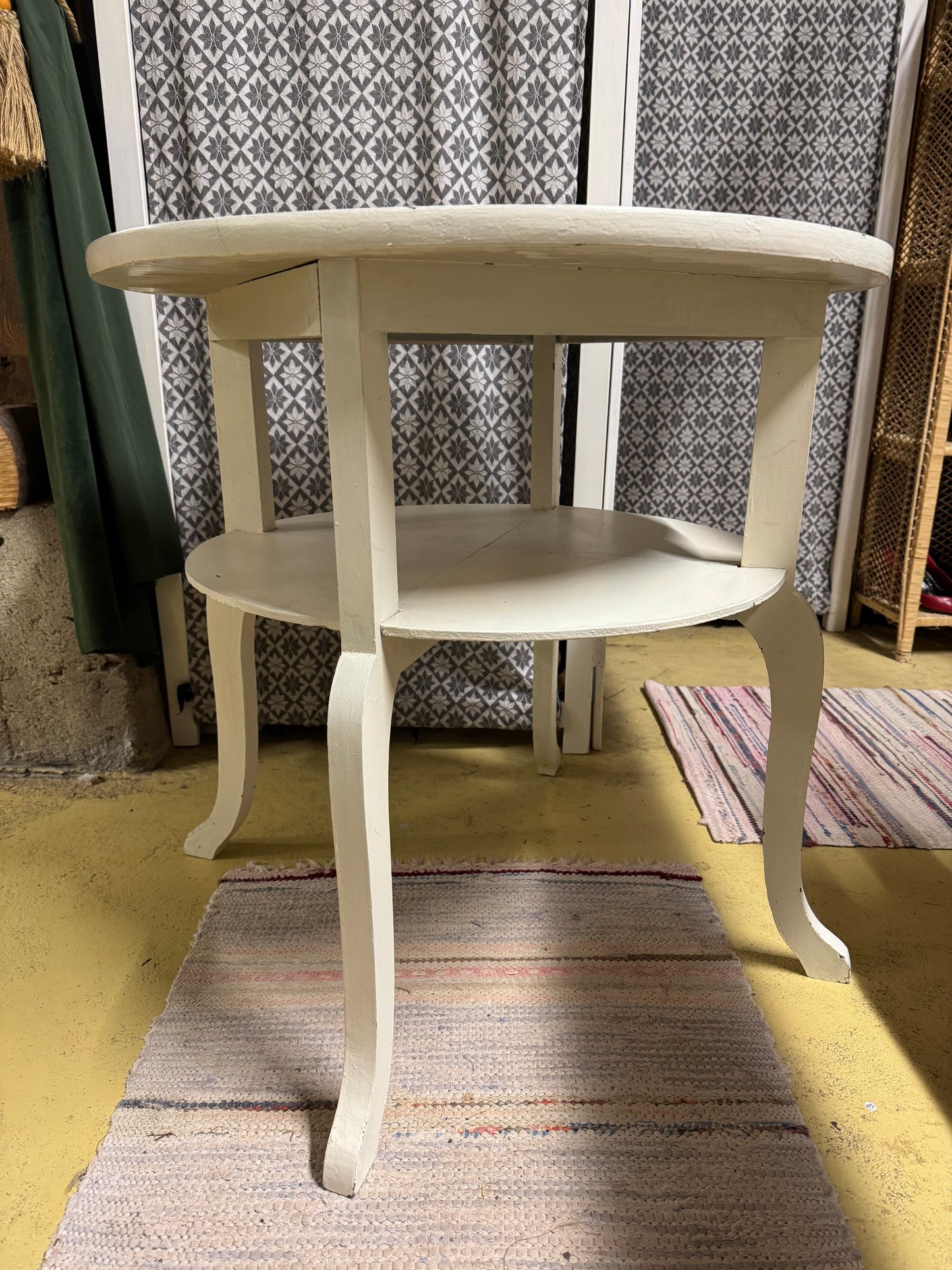 Soffbord / sidobord vitmålat