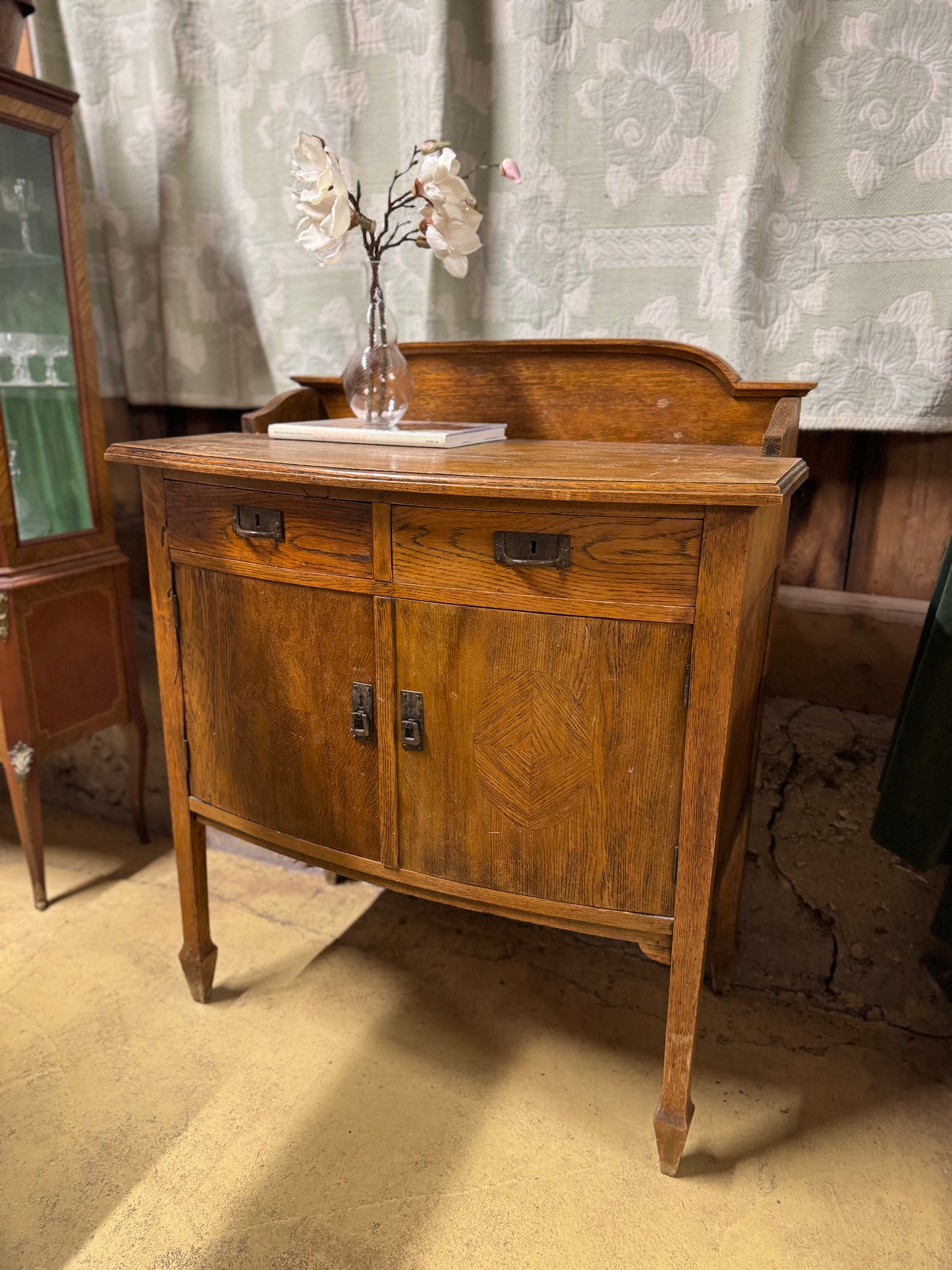 Skänk i mörkt trä med lådor och skåp