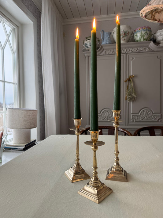 3st mässingsljusstakar i olika höjder