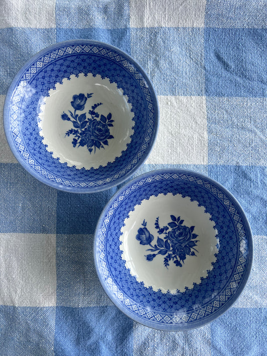 Två skålar i blåvitt Churchill England